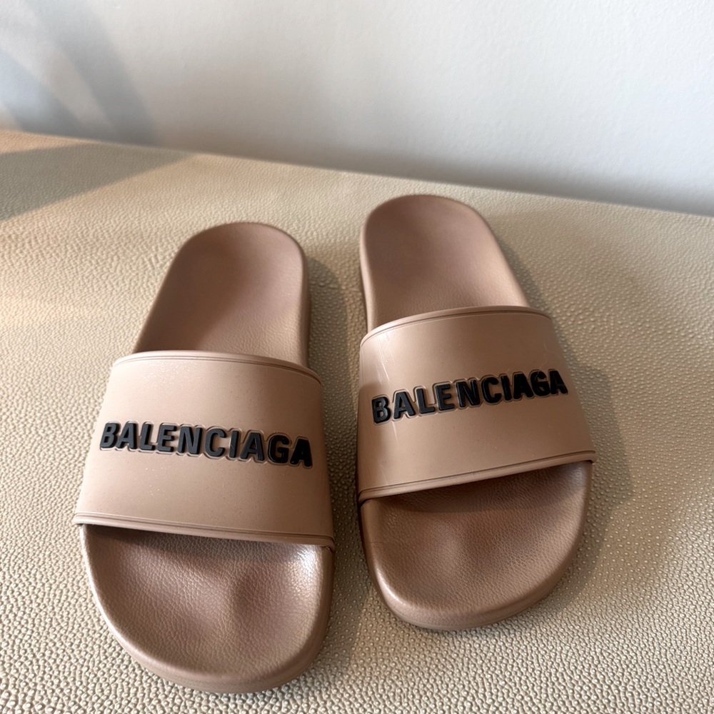 Balenciaga Pool Slide Sandals
Beige rubber with 3D black logo
Women’s Size 7/37